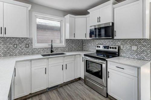 1014 Twin Hills Close, Drumheller, AB - Indoor Photo Showing Kitchen With Upgraded Kitchen