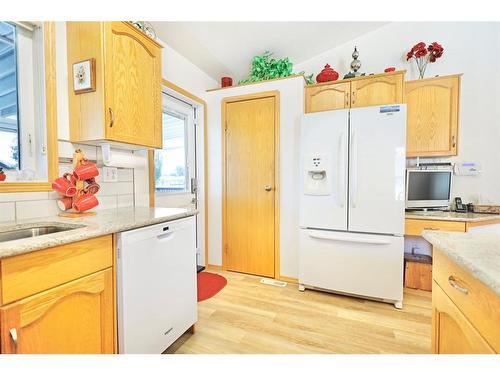 40 Upland Street, Brooks, AB - Indoor Photo Showing Kitchen