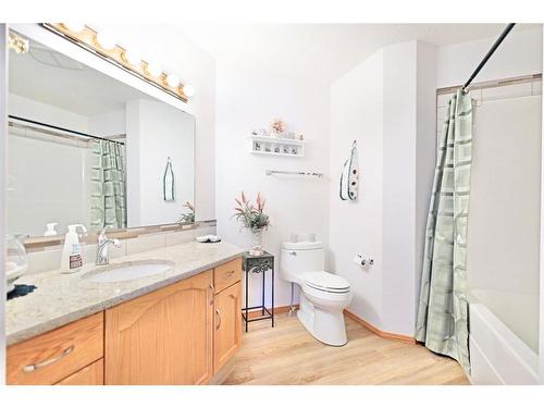 40 Upland Street, Brooks, AB - Indoor Photo Showing Bathroom