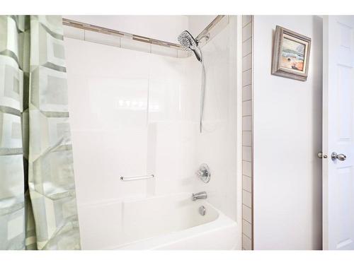 40 Upland Street, Brooks, AB - Indoor Photo Showing Bathroom