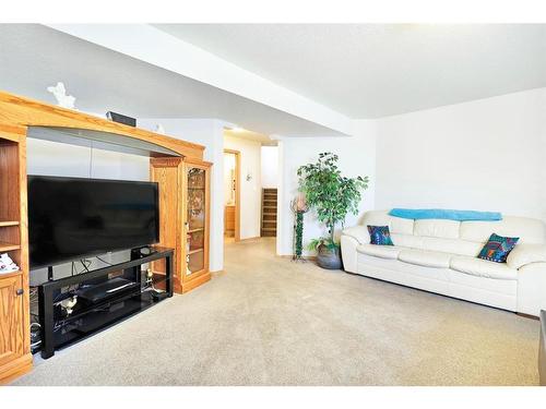 40 Upland Street, Brooks, AB - Indoor Photo Showing Living Room