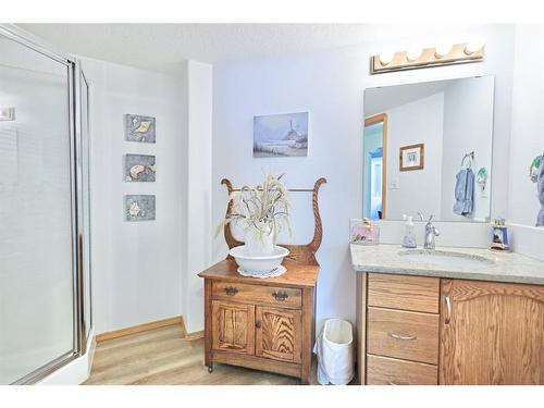 40 Upland Street, Brooks, AB - Indoor Photo Showing Bathroom