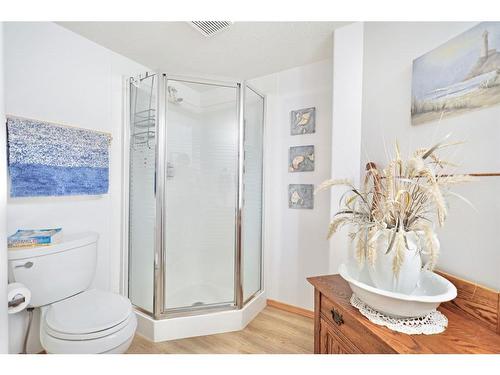 40 Upland Street, Brooks, AB - Indoor Photo Showing Bathroom