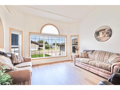 40 Upland Street, Brooks, AB - Indoor Photo Showing Living Room