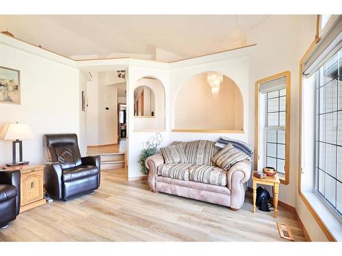 40 Upland Street, Brooks, AB - Indoor Photo Showing Living Room