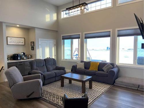 10272 Township Road 300, Rural Special Areas No. 2, AB - Indoor Photo Showing Living Room