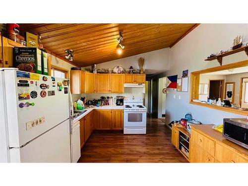 211022 Hwy 575, Rural Kneehill County, AB - Indoor Photo Showing Kitchen