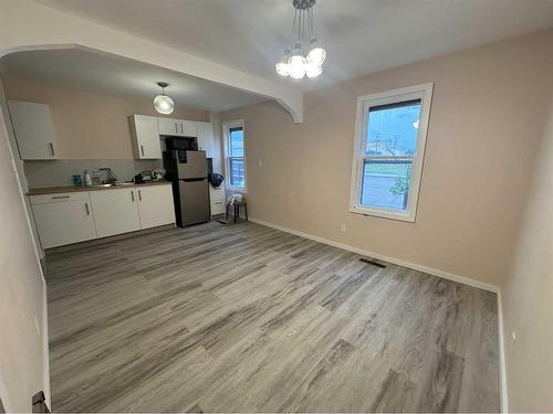 306 1 Street West, Hanna, AB - Indoor Photo Showing Kitchen With Double Sink