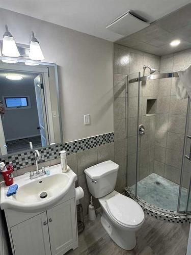 306 1 Street West, Hanna, AB - Indoor Photo Showing Bathroom