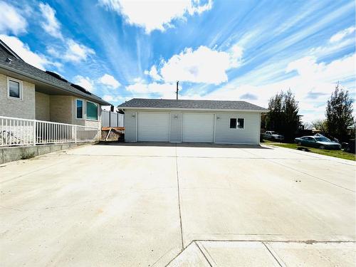 3 Byler Place, Oyen, AB - Outdoor