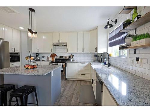 424 Gwen Avenue, Rosemary, AB - Indoor Photo Showing Kitchen With Stainless Steel Kitchen With Upgraded Kitchen