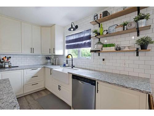 424 Gwen Avenue, Rosemary, AB - Indoor Photo Showing Kitchen With Upgraded Kitchen