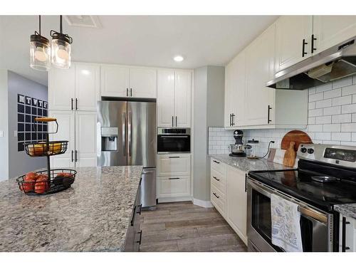 424 Gwen Avenue, Rosemary, AB - Indoor Photo Showing Kitchen With Stainless Steel Kitchen With Upgraded Kitchen