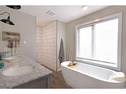 424 Gwen Avenue, Rosemary, AB - Indoor Photo Showing Bathroom