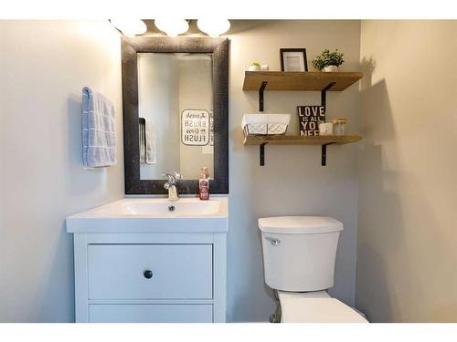 424 Gwen Avenue, Rosemary, AB - Indoor Photo Showing Bathroom