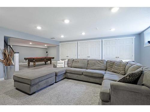 424 Gwen Avenue, Rosemary, AB - Indoor Photo Showing Living Room