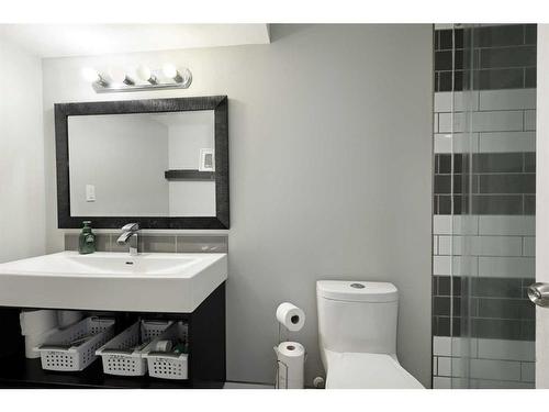 424 Gwen Avenue, Rosemary, AB - Indoor Photo Showing Bathroom