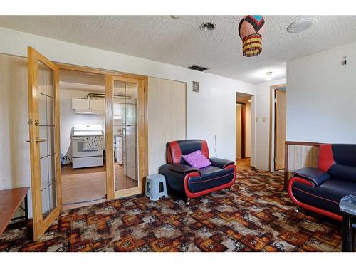 68 Chinook Way West, Brooks, AB - Indoor Photo Showing Living Room