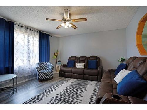 68 Chinook Way West, Brooks, AB - Indoor Photo Showing Living Room