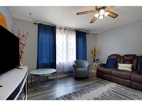 68 Chinook Way West, Brooks, AB - Indoor Photo Showing Living Room