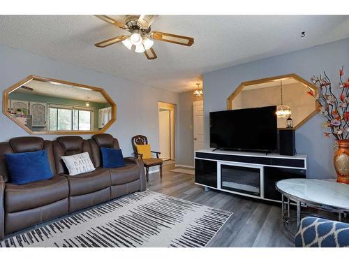 68 Chinook Way West, Brooks, AB - Indoor Photo Showing Living Room