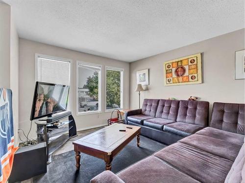 79 Wildrose Avenue West, Brooks, AB - Indoor Photo Showing Living Room