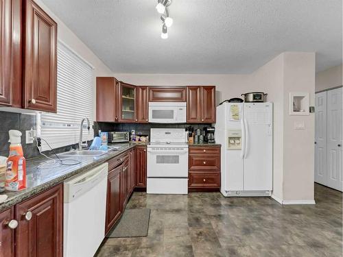 79 Wildrose Avenue West, Brooks, AB - Indoor Photo Showing Kitchen