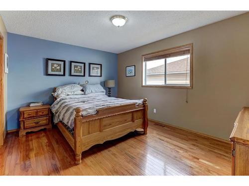 212 13 Street Nw, Drumheller, AB - Indoor Photo Showing Bedroom