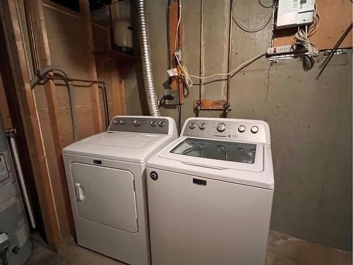 810 3 Street Sw, Drumheller, AB - Indoor Photo Showing Laundry Room