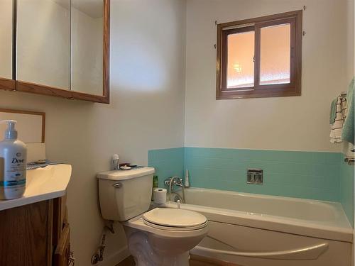 810 3 Street Sw, Drumheller, AB - Indoor Photo Showing Bathroom