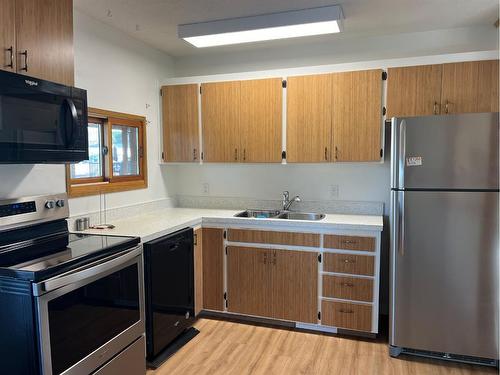 810 3 Street Sw, Drumheller, AB - Indoor Photo Showing Kitchen With Double Sink