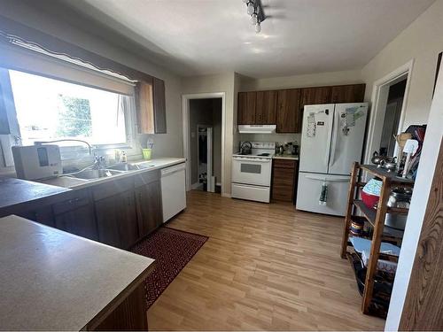 413 6 Avenue West, Hanna, AB - Indoor Photo Showing Kitchen With Double Sink