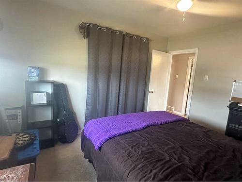 413 6 Avenue West, Hanna, AB - Indoor Photo Showing Bedroom