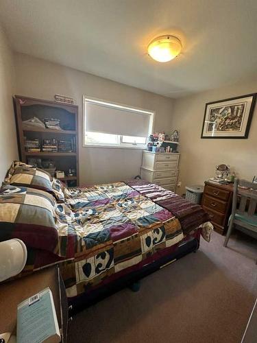 413 6 Avenue West, Hanna, AB - Indoor Photo Showing Bedroom