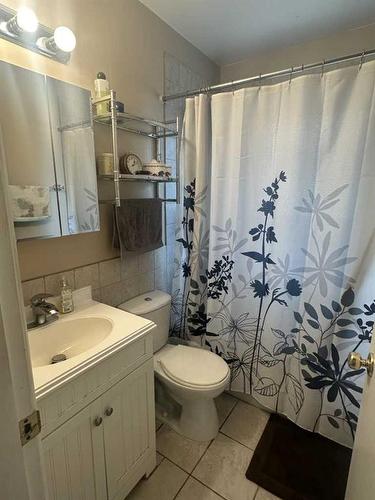 413 6 Avenue West, Hanna, AB - Indoor Photo Showing Bathroom