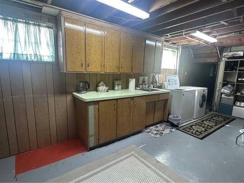 413 6 Avenue West, Hanna, AB - Indoor Photo Showing Laundry Room