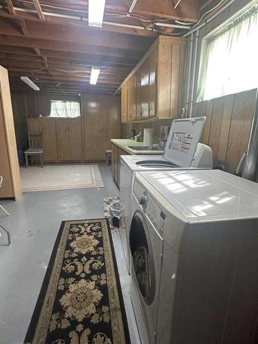 413 6 Avenue West, Hanna, AB - Indoor Photo Showing Laundry Room