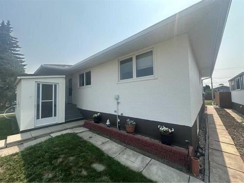 413 6 Avenue West, Hanna, AB - Outdoor With Exterior