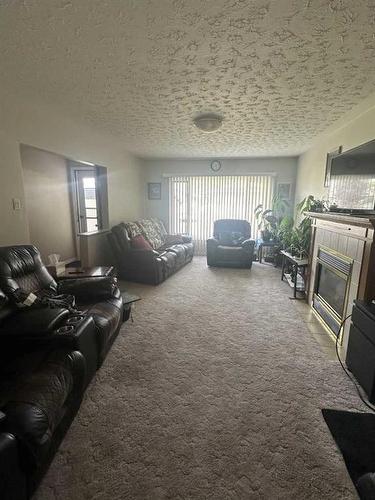 413 6 Avenue West, Hanna, AB - Indoor Photo Showing Living Room