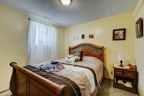 1345 4 Avenue Sw, Drumheller, AB - Indoor Photo Showing Bedroom