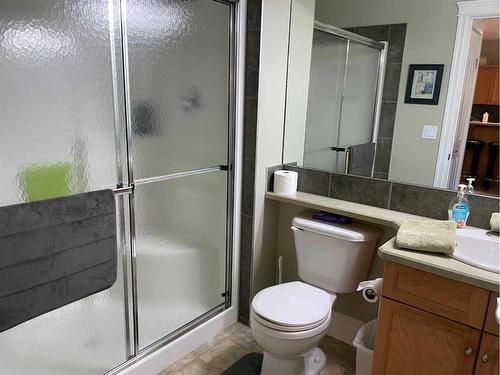 5037 Shannon Drive, Olds, AB - Indoor Photo Showing Bathroom