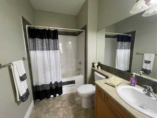 5037 Shannon Drive, Olds, AB - Indoor Photo Showing Bathroom