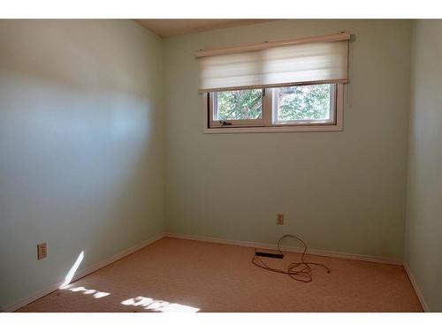 101 22 Street Nw, Drumheller, AB - Indoor Photo Showing Living Room With Fireplace