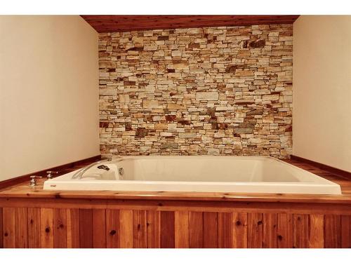 101 22 Street Nw, Drumheller, AB - Indoor Photo Showing Bathroom