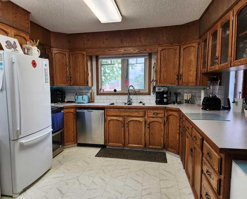 1422 Mccrimmon Drive, Carstairs, AB - Indoor Photo Showing Kitchen With Double Sink