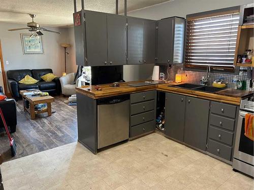 213 1 Avenue, Torrington, AB - Indoor Photo Showing Kitchen With Double Sink