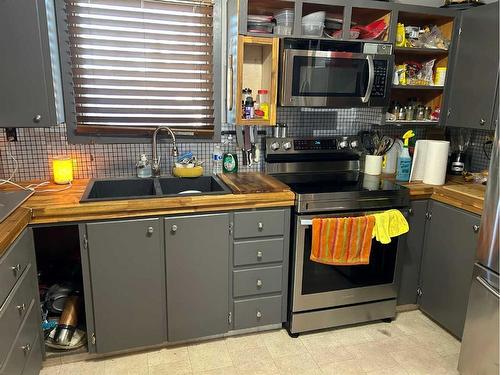 213 1 Avenue, Torrington, AB - Indoor Photo Showing Kitchen With Double Sink