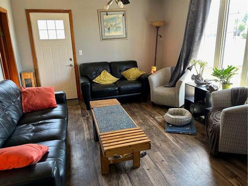 213 1 Avenue, Torrington, AB - Indoor Photo Showing Living Room