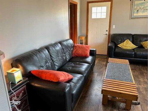 213 1 Avenue, Torrington, AB - Indoor Photo Showing Living Room