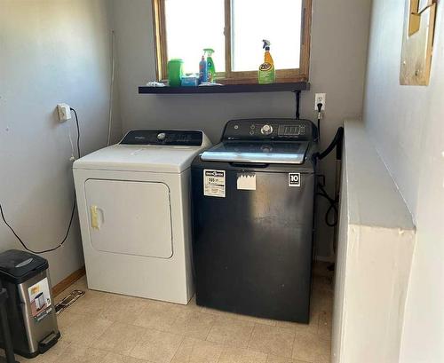 213 1 Avenue, Torrington, AB - Indoor Photo Showing Laundry Room